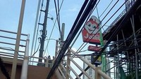 Tangga pejalan kaki ini ditembus kabel. Selain gagal, pemasangan kabel juga membahayakan. Istimewa/Boredpanda.