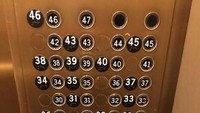 Tombol di lift ini punya penempatan yang acak. Akibatnya bikin bingung orang yang akan memencetnya. Istimewa/Boredpanda.
