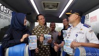 Bus TransJabodetabek Premium juga memiliki interior yang wah tentunya berbeda dengan bus TransJakarta yang telah beroperasi sebelumnya di Bekasi, Jawa Barat, yang bertarif Rp 3.500.