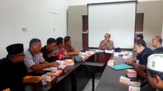 Warga berdialog dengan perwakilan Bupati Banyuwangi
