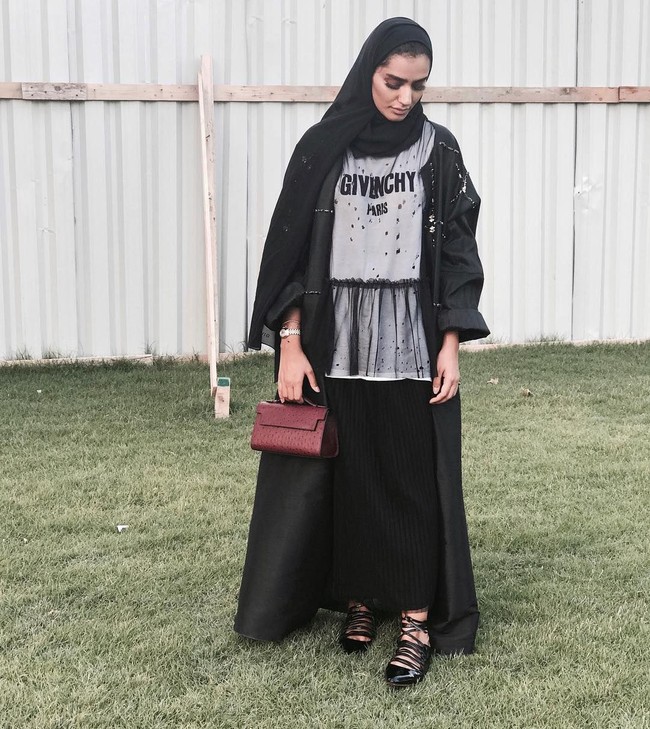 Sebagai wanita Arab, Mthayel tetap sering memakai abaya hitam. Tapi, ia pandai memadupadankan abaya hitam dengan fashion item yang lain seperti T-Shirt dan Rok sehingga tampil segar dan menarik. Foto: Instagram