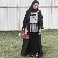 Sebagai wanita Arab, Mthayel tetap sering memakai abaya hitam. Tapi, ia pandai memadupadankan abaya hitam dengan fashion item yang lain seperti T-Shirt dan Rok sehingga tampil segar dan menarik. Foto: Instagram