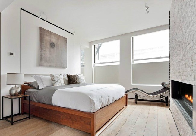 Hadirkan kesan modern etnik dengan ranjang kayu berdesain minimalis dengan permainan tekstur pada sarung bantal di kamar tidur Anda. Foto: Instagram