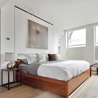 Hadirkan kesan modern etnik dengan ranjang kayu berdesain minimalis dengan permainan tekstur pada sarung bantal di kamar tidur Anda. Foto: Instagram