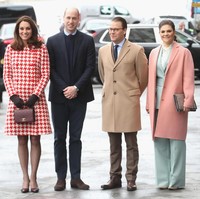 Esok harinya, Kate tampil dengan mantel merah bersiluet dress yang berhiaskan motif houndstooth nan mencolok. (Foto: Getty Images)
