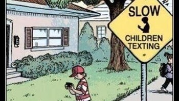 Kids zaman now yang tak pernah berhenti menatap layar smartphone. (Foto: Internet)