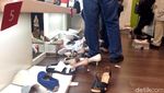 Diserbu Pembeli Jelang Tutup, Sepatu di Clarks GI Berantakan