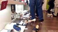 Maklum, Clarks mengumumkan akan menutup tokonya mulai akhir Februari nanti. Semua persediaan dijual dengan potongan harga mulai 50% sampai 80%. Selain di Grand Indonesia, toko Clarks juga ada di Senayan City, AEON Mall BSD City, Puri Indah Mall, Pondok Indah Mall 2, Kelapa Gading Mall 3, Sumarecon Mall Bekasi, Paris Van Java, Tunjungan Plaza.
