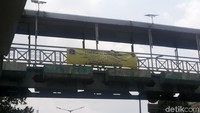 Pantauan detikcom di Jl Warung Buncit, Kamis (1/2/2018), spanduk sosialisasi masih terpasang di Warung Buncit, Jakarta Selatan.