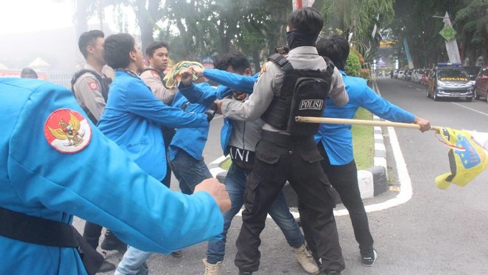 Tak Ditemui Bupati, Unjuk Rasa Mahasiswa di Sidoarjo Ricuh