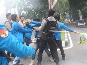 Tak Ditemui Bupati, Unjuk Rasa Mahasiswa di Sidoarjo Ricuh