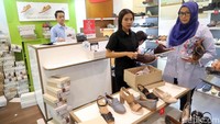Namun penjaga toko membatasi jumlah konsumen yang masuk. Ini dilakukan guna mengantisipasi lonjakan pembeli.