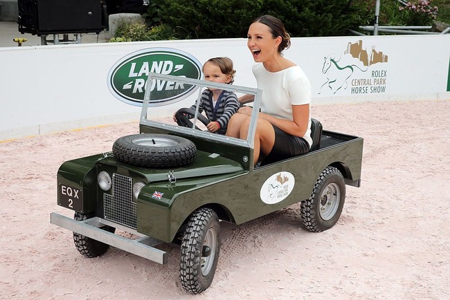 Georgina Bloomberg pernah memakai jet pribadi ayahnya, bukan untuk liburan atau bersenang-senang. Tapi untuk menyelamatkan hewan-hewan korban Bada Maria di Puerto Rico. Ini foto Georgina bersama anak semata wayangnya, Jasper. Foto: Getty Images