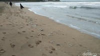 Batas air pasang dan surut terlihat jelas bagaikan tanggul. Sampah-sampah plastik dibawa laut dari seberang pulau terlihat bertebaran di pinggir pantai. (Bonauli/detikTravel)