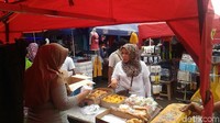 Warga membeli dagangan di Jalan Jatibaru Raya.