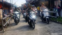 Panglima TNI tampak dibonceng sepeda motor. Pool/Puspen TNI.
