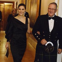 Tak kalah modisnya, Putri Victoria tampil dengan pilihan yang agak eksentrik, yakni gaun hitam dengan neckline dan lengan bervolume asimetris. (Foto: Getty Images)