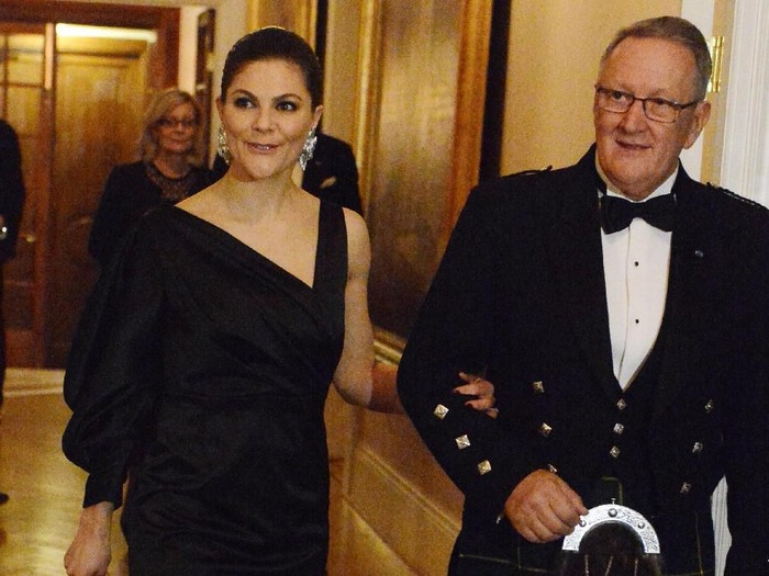 Kate Middleton vs. Putri Victoria dari Swedia STOCKHOLM, SWEDEN - JANUARY 30: Prince William, Duke of Cambridge (second left) and Catherine, Duchess of Cambridge (second right) with Crown Princess Victoria (L) and Prince Daniel of Sweden walk through the cobbled streets of Stockholm from the Royal Palace to the Nobel Museum during day one of their Royal visit to Sweden and Norway on January 30, 2018 in Stockholm, Sweden. (Photo by Chris Jackson - Pool/Getty Images)