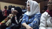 Sementara itu, istri Setya Novanto yaitu Deisti Astriani Tagor tampak memegang alat hitung yang biasa dipakai sebagai tasbih digital.