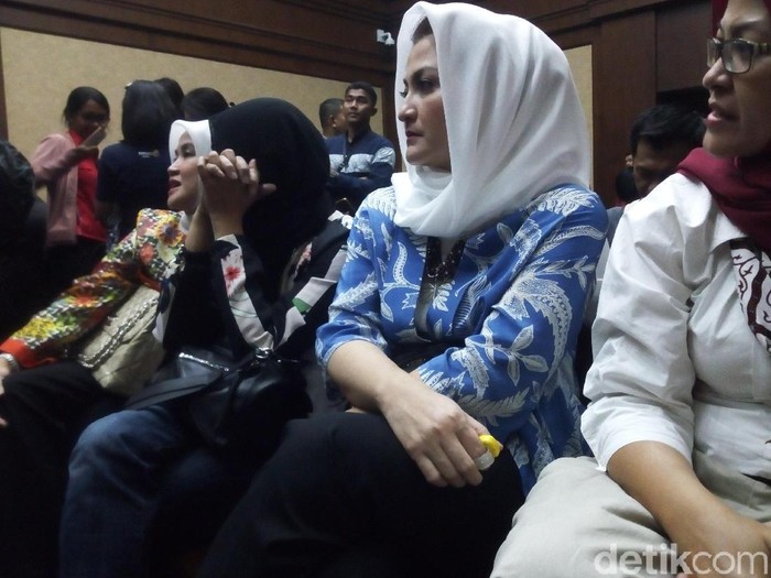 Sambil Pegang Tasbih Digital, Deisti Hadiri Sidang Novanto