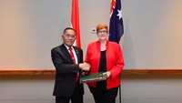 Menhan RI dan Menhan Australia bertukar naskah kerja sama. Pool/Kemenhan.