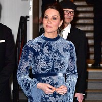 Dalam kunjungannya ke Swedia belum lama ini, Kate Middleton memakai gaun velvet biru bermotif floral rancangan Erdem Moralioglu. Gaun dari koleksi Fall-Winter 2017 ini dijual seharga 2.690 poundsterling atau sekitar Rp 50 juta. Foto: Getty Images