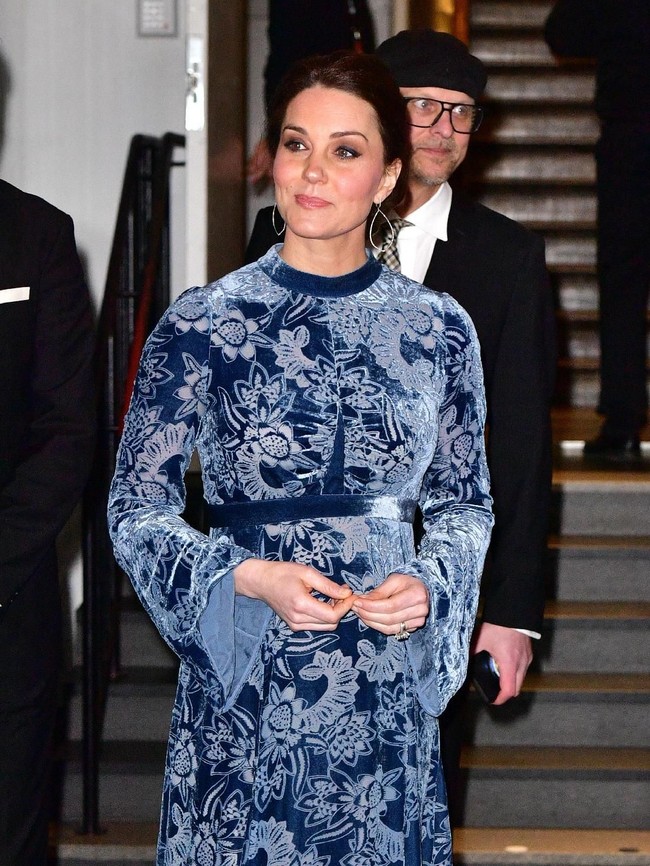 Dalam kunjungannya ke Swedia belum lama ini, Kate Middleton memakai gaun velvet biru bermotif floral rancangan Erdem Moralioglu. Gaun dari koleksi Fall-Winter 2017 ini dijual seharga 2.690 poundsterling atau sekitar Rp 50 juta. Foto: Getty Images