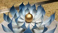 Wah, cokelat bentuk bunga yang disemprot pewarna makanan ini cantik banget! Paduan warna biru, putih, dan emas memberikan kesan modern pada cokelat ini. Foto: Instagram @amauryguichon