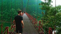 Terkadang ia memilih olahraga yang lebih santai yaitu berlari sambil menikmati pemandangan yang ada. (Foto: Instagram/zacefron) 