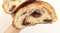 Adonan pastry berlapis terlihat sempurna. Cokelat lelehnya menyempil di beberapa lapisan pastry. Teksturnya renyah dan enak dinikmati dengan secangkir kopi. Foto: Instagram Dominique Ansel