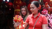 Boneka barongsai paling diminati oleh para pembeli.