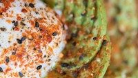 Kelihatan nikmat! Ini Avo Brunch Toast dengan poached egg dan taburan bubuk cabai dan wijen hitam. Foto: Instagram avocaderia