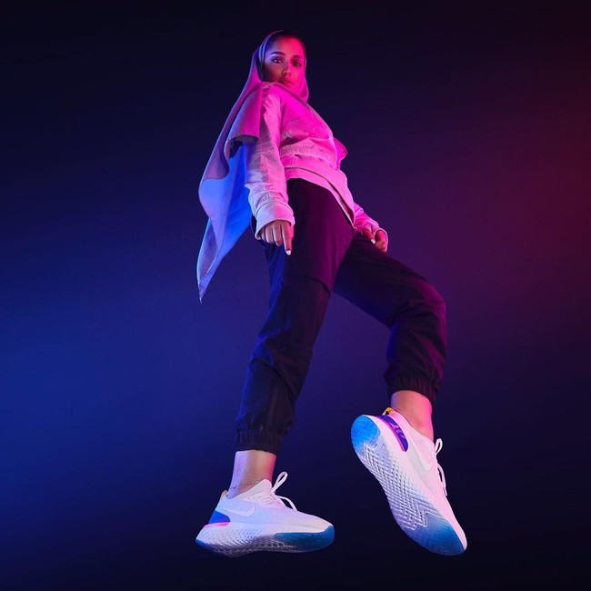 Mthayel Ali sempat viral karena jadi satu-satunya fashion influencer berhijab yang digandeng Nike untuk mempromosikan produk sepatunya. Tampilannya yang enerjik dan kasual dipandang layak untuk membawa merek olahraga tersebut. Foto: Instagram