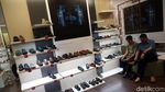 Toko Sepatu Clarks di GI Diserbu Pembeli Jelang Tutup