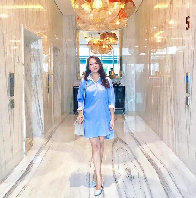 Meskipun telah memiliki dua anak, tubuh Victorine tetap langsing dan seksi. Foto: Instagram