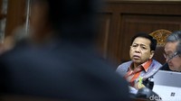 Setya Novanto mendengarkan keterangan saksi.