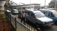 Terlihat pula petugas Dishub mengatur lalu lintas dan menyuruh para sopir angkot tidak ngetem terlalu lama.