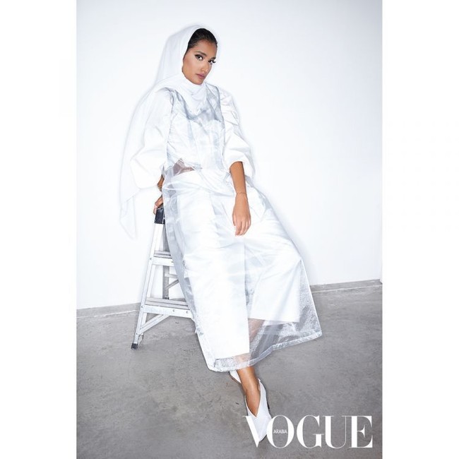 Ia jadi salah satu hijabers yang masuk edisi paling hits Vogue Arabia, September Issue bersanding dengan Safiya Bezzan, Leena Al Ghouti, and Saufeeya Goodson.  Foto: Instagram