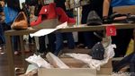 Diserbu Pembeli Jelang Tutup, Sepatu di Clarks GI Berantakan
