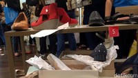 Hal ini bisa jadi karena penjaga kewalahan melayani orang yang datang. Ada 3 penjaga toko yang punya tugas masing-masing di antaranya satu orang di kasir, satu orang bertugas membawa stok, dan satu orang lain melayani pertanyaan dari pembeli.