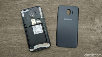 Bagian belakang ini bisa dibuka untuk memasang baterai, SIM Card dan MicroSD. Foto: Adi Fida Rahman/detikINET