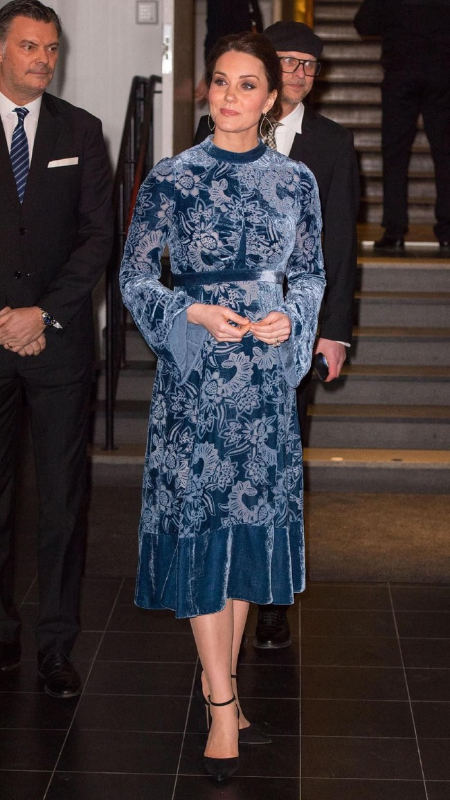 Gaun velvet biru dengan motif klasik rancangan Erdem menjadi pilihan ibu dua anak itu saat menghadiri pameran di Fotografiska Gallery. (Foto: Getty Images)