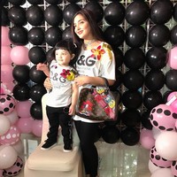 Penyanyi Ashanty yang merupakan istri artis sekaligus anggota DPR, Anang Hermansyah, terlihat menenteng tas Louis Vuitton seri Speedy 30 seharga US$ 1.940 atau sekitar Rp 26 juta. Foto: Instagram