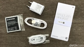 Sejumlah aksesori yang disertakan dalam paket penjualan. Foto: Adi Fida Rahman/detikINET