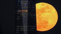 Supermoon muncul sempurna di balik gedung pencakar langit di Madrid (Foto: Dok. REUTERS/Paul Hanna)