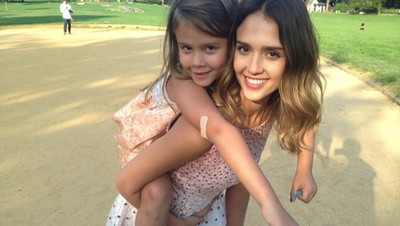 Senyum Bahagia Jessica Alba Saat Bersama Buah Hatinya 