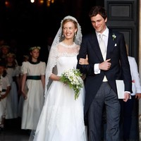 Pada Juli 2014, saat usianya 28 tahun, Pangeran Amedeo pun menikahi tunangannya itu di Roma. Mereka menggelar pesta pernikahan yang intim yang dihadiri oleh keluarga kerajaan Belgia dan rekan-rekan kerajaan lainnya. Putri Beatrice yang merupakan sepupu Pangeran William pun turut hadir dalam pernikahan tersebut.  Foto: Getty Images