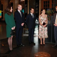 Mini-dress hijau lengan panjang, masih rancangan Catherin Walker, menemani penampilan Kate di dalam museum. Putri Victoria sendiri tampil feminin dalam balutan gaun krem bermotif floral. (Foto: Getty Images)