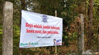 Ini adalah spanduk berisi imbauan yang dibuat oleh Ditlantas Polres Aceh Besar. Dalam imbauan tersebut Polda Aceh mengimbau agar masyarakat memakai helm dan membawa kelengkapan surat saat berkendara. Agus Setyadi/detikcom.