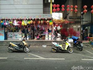 Pedagang Asemka Mulai Jajakan Pernak-pernik Imlek